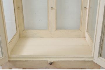 フランスアンティーク　大型!!　シャビーシックな風合いがおしゃれな脚付き縦型ガラスケース(Gケース、ショーケース、ケビント、ディスプレイケース、コレクションケース、キャビネット、飾り棚、陳列棚)(R-077858)