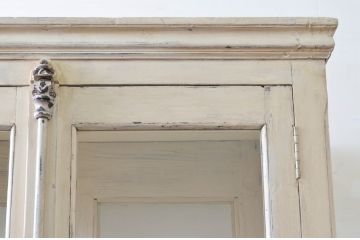 フランスアンティーク　大型!!　シャビーシックな風合いがおしゃれな脚付き縦型ガラスケース(Gケース、ショーケース、ケビント、ディスプレイケース、コレクションケース、キャビネット、飾り棚、陳列棚)(R-077858)