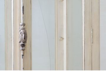 フランスアンティーク　大型!!　シャビーシックな風合いがおしゃれな脚付き縦型ガラスケース(Gケース、ショーケース、ケビント、ディスプレイケース、コレクションケース、キャビネット、飾り棚、陳列棚)(R-077858)