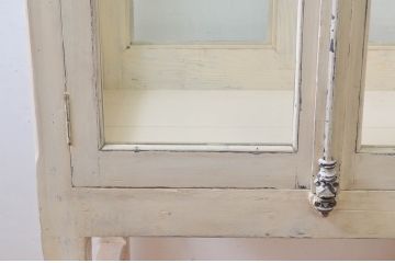 フランスアンティーク　大型!!　シャビーシックな風合いがおしゃれな脚付き縦型ガラスケース(Gケース、ショーケース、ケビント、ディスプレイケース、コレクションケース、キャビネット、飾り棚、陳列棚)(R-077858)