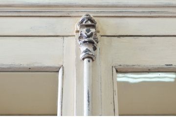 フランスアンティーク　大型!!　シャビーシックな風合いがおしゃれな脚付き縦型ガラスケース(Gケース、ショーケース、ケビント、ディスプレイケース、コレクションケース、キャビネット、飾り棚、陳列棚)(R-077858)