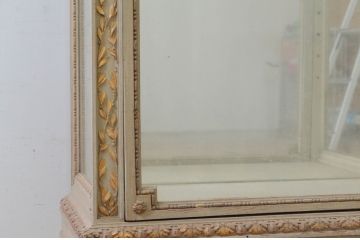 フランスアンティーク　三面ガラスのシャビーな縦型ガラスケース(キュリオケース、ショーケース、コレクションケース、キャビネット、飾り棚、陳列棚、店舗什器)(R-077859)