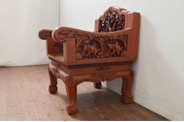 中古　アジア民芸家具　チーク材　草木と像の立派な彫刻をあしらった品格漂うアームチェア(板座チェア、一人掛けソファ、椅子、イス)(R-077861)