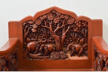 中古　アジア民芸家具　チーク材　草木と像の立派な彫刻をあしらった品格漂うアームチェア(板座チェア、一人掛けソファ、椅子、イス)(R-077861)