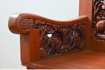 中古　アジア民芸家具　チーク材　草木と像の立派な彫刻をあしらった品格漂うアームチェア(板座チェア、一人掛けソファ、椅子、イス)(R-077861)
