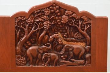 中古　アジア民芸家具　チーク材　草木と像の立派な彫刻をあしらった品格漂うアームチェア(板座チェア、一人掛けソファ、椅子、イス)(R-077861)