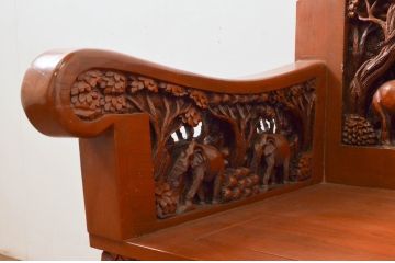 中古　アジア民芸家具　チーク材　草木と像の立派な彫刻をあしらった品格漂うアームチェア(板座チェア、一人掛けソファ、椅子、イス)(R-077863)