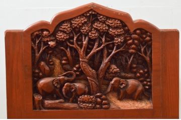 中古　アジア民芸家具　チーク材　草木と像の立派な彫刻をあしらった品格漂うアームチェア(板座チェア、一人掛けソファ、椅子、イス)(R-077863)