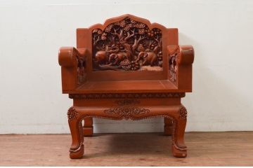 中古　アジア民芸家具　チーク材　草木と像の立派な彫刻をあしらった品格漂うアームチェア(板座チェア、一人掛けソファ、椅子、イス)(R-077864)