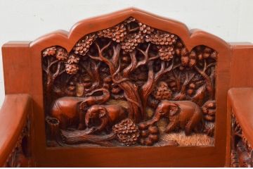 中古　アジア民芸家具　チーク材　草木と像の立派な彫刻をあしらった品格漂うアームチェア(板座チェア、一人掛けソファ、椅子、イス)(R-077864)