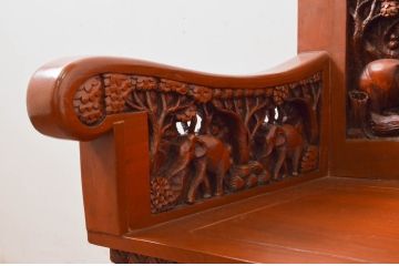 中古　アジア民芸家具　チーク材　草木と像の立派な彫刻をあしらった品格漂うアームチェア(板座チェア、一人掛けソファ、椅子、イス)(R-077864)