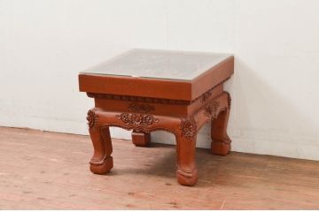 中古　アジア民芸家具　チーク材　草木と像の立派な彫刻をあしらった品格漂うサイドテーブル(ローテーブル、センターテーブル、花台、飾り台)(R-077865)