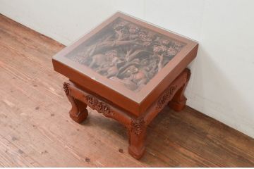 中古　アジア民芸家具　チーク材　草木と像の立派な彫刻をあしらった品格漂うサイドテーブル(ローテーブル、センターテーブル、花台、飾り台)(R-077865)