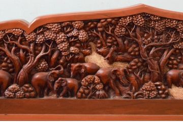 中古　アジア民芸家具　チーク材　草木と像の立派な彫刻をあしらった品格漂うベンチソファ(3人掛け、3P、板座チェア、長椅子、イス)(R-077868)