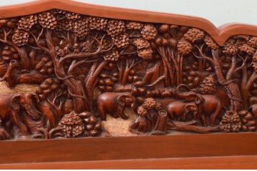 中古　アジア民芸家具　チーク材　草木と像の立派な彫刻をあしらった品格漂うベンチソファ(3人掛け、3P、板座チェア、長椅子、イス)(R-077868)