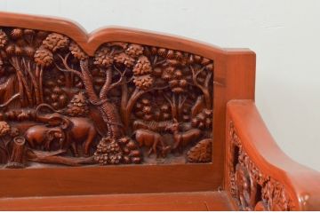 中古　アジア民芸家具　チーク材　草木と像の立派な彫刻をあしらった品格漂うベンチソファ(3人掛け、3P、板座チェア、長椅子、イス)(R-077868)