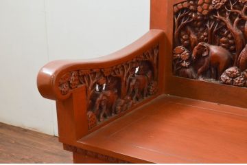 中古　アジア民芸家具　チーク材　草木と像の立派な彫刻をあしらった品格漂うベンチソファ(3人掛け、3P、板座チェア、長椅子、イス)(R-077868)