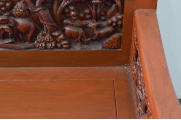 中古　アジア民芸家具　チーク材　草木と像の立派な彫刻をあしらった品格漂うベンチソファ(3人掛け、3P、板座チェア、長椅子、イス)(R-077868)