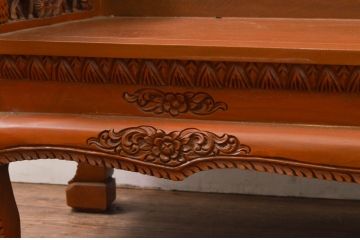中古　アジア民芸家具　チーク材　草木と像の立派な彫刻をあしらった品格漂うベンチソファ(3人掛け、3P、板座チェア、長椅子、イス)(R-077868)