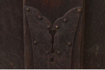 アンティーク建具　重厚　総欅(ケヤキ)材　和の貫禄を漂わせる升目(マス目)格子蔵戸1枚(きつね格子、狐格子、引き戸、玄関戸)(R-077880)