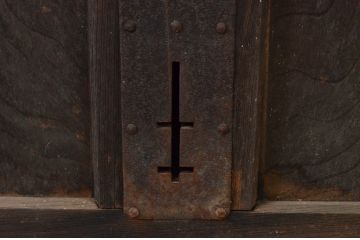アンティーク建具　重厚　総欅(ケヤキ)材　和の貫禄を漂わせる升目(マス目)格子蔵戸1枚(きつね格子、狐格子、引き戸、玄関戸)(R-077880)