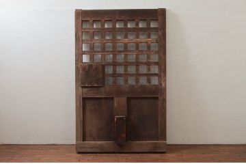 アンティーク建具　重厚　総欅(ケヤキ)材　和の貫禄を漂わせる升目(マス目)格子蔵戸1枚(きつね格子、狐格子、引き戸、玄関戸)(R-077880)