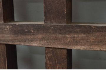 アンティーク建具　重厚　総欅(ケヤキ)材　和の貫禄を漂わせる升目(マス目)格子蔵戸1枚(きつね格子、狐格子、引き戸、玄関戸)(R-077880)