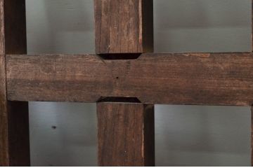アンティーク建具　重厚　総欅(ケヤキ)材　和の貫禄を漂わせる升目(マス目)格子蔵戸1枚(きつね格子、狐格子、引き戸、玄関戸)(R-077880)