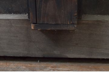 アンティーク建具　重厚　総欅(ケヤキ)材　和の貫禄を漂わせる升目(マス目)格子蔵戸1枚(きつね格子、狐格子、引き戸、玄関戸)(R-077880)