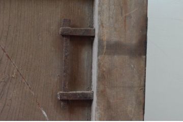 アンティーク建具　新潟産　総欅(ケヤキ)材　一枚板　味わい深い木の風合いが魅力的な蔵戸1枚(玄関戸、板戸、引き戸)(R-077881)