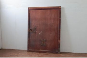 アンティーク建具　大振り!!　総欅(ケヤキ)材　重厚感のある佇まいが魅力の蔵戸1枚(玄関戸、板戸、引き戸)(R-077883)
