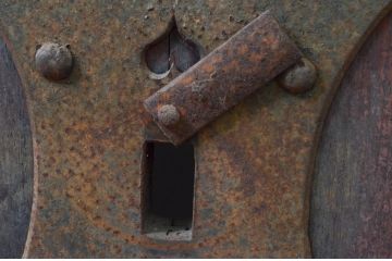 アンティーク建具　大振り!!　総欅(ケヤキ)材　重厚感のある佇まいが魅力の蔵戸1枚(玄関戸、板戸、引き戸)(R-077883)