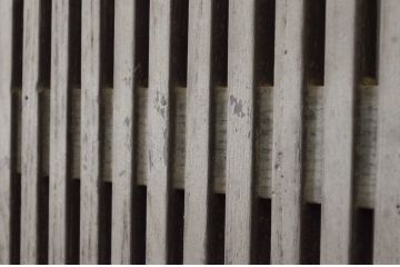 アンティーク建具　ペイント仕上げ限定　総栗材　和の空間を高めるシンプルな格子蔵戸1枚(格子戸、引き戸、玄関戸)(R-077886)