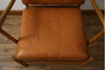 デンマークビンテージ　P.Jeppesen Mobelfabrik 　PJ Furniture(P.J.ファニチャー社)　Ole Wanscher(オーレ・ヴァンシャー) 　本革(レザー)　PJ149 Colonial Chair(コロニアルチェア)　ミッドセンチュリースタイルの空間づくりにおすすめのアームチェア(イージーチェア、1人掛けソファ、ヴィンテージ、北欧)(R-077899)