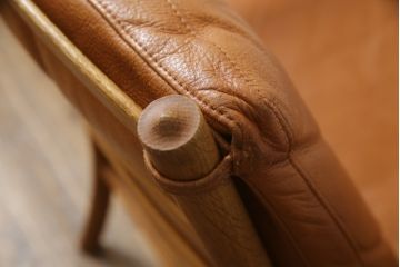 デンマークビンテージ　P.Jeppesen Mobelfabrik 　PJ Furniture(P.J.ファニチャー社)　Ole Wanscher(オーレ・ヴァンシャー) 　本革(レザー)　PJ149 Colonial Chair(コロニアルチェア)　ミッドセンチュリースタイルの空間づくりにおすすめのアームチェア(イージーチェア、1人掛けソファ、ヴィンテージ、北欧)(R-077899)