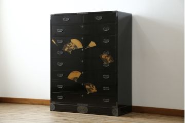 中古　最高級品!!　美しい扇の蒔絵入りの黒漆塗り桐箪笥(桐たんす、衣装箪笥、収納タンス、和タンス、引き出し)(定価推定約300万円)(R-077902)
