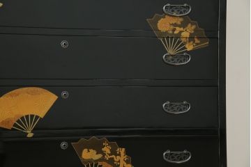 中古　最高級品!!　美しい扇の蒔絵入りの黒漆塗り桐箪笥(桐たんす、衣装箪笥、収納タンス、和タンス、引き出し)(定価推定約300万円)(R-077902)