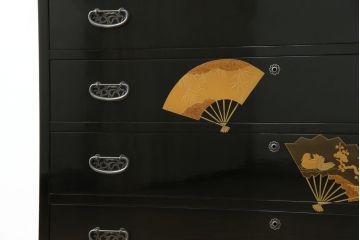 中古　最高級品!!　美しい扇の蒔絵入りの黒漆塗り桐箪笥(桐たんす、衣装箪笥、収納タンス、和タンス、引き出し)(定価推定約300万円)(R-077902)
