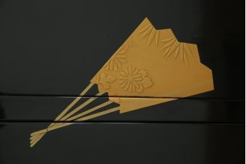 中古　最高級品!!　美しい扇の蒔絵入りの黒漆塗り桐箪笥(桐たんす、衣装箪笥、収納タンス、和タンス、引き出し)(定価推定約300万円)(R-077902)