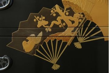 中古　最高級品!!　美しい扇の蒔絵入りの黒漆塗り桐箪笥(桐たんす、衣装箪笥、収納タンス、和タンス、引き出し)(定価推定約300万円)(R-077902)