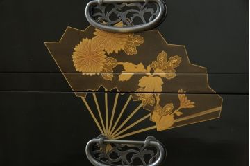中古　最高級品!!　美しい扇の蒔絵入りの黒漆塗り桐箪笥(桐たんす、衣装箪笥、収納タンス、和タンス、引き出し)(定価推定約300万円)(R-077902)