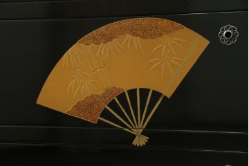 中古　最高級品!!　美しい扇の蒔絵入りの黒漆塗り桐箪笥(桐たんす、衣装箪笥、収納タンス、和タンス、引き出し)(定価推定約300万円)(R-077902)