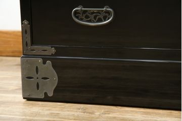 中古　最高級品!!　美しい扇の蒔絵入りの黒漆塗り桐箪笥(桐たんす、衣装箪笥、収納タンス、和タンス、引き出し)(定価推定約300万円)(R-077902)