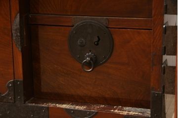 和製アンティーク　前面欅(ケヤキ)材　漆塗り　上品で上質な丸金具の庄内箪笥ローボード(ローチェスト、テレビ台、テレビボード、引き出し、時代箪笥、収納タンス)(R-077903)