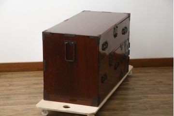 和製アンティーク　前面欅(ケヤキ)材　漆塗り　上品で上質な丸金具の庄内箪笥ローボード(ローチェスト、テレビ台、テレビボード、引き出し、時代箪笥、収納タンス)(R-077903)