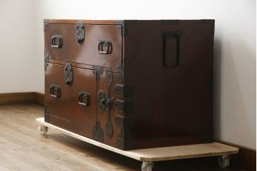 和製アンティーク　前面欅(ケヤキ)材　漆塗り　上品で上質な丸金具の庄内箪笥ローボード(ローチェスト、テレビ台、テレビボード、引き出し、時代箪笥、収納タンス)(R-077903)