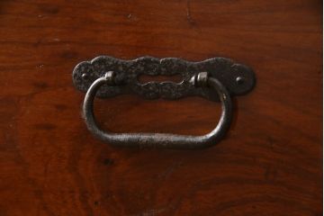 和製アンティーク　前面欅(ケヤキ)材　漆塗り　上品で上質な丸金具の庄内箪笥ローボード(ローチェスト、テレビ台、テレビボード、引き出し、時代箪笥、収納タンス)(R-077903)