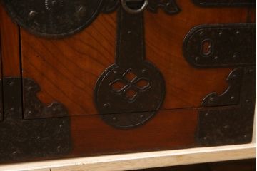 和製アンティーク　前面欅(ケヤキ)材　漆塗り　上品で上質な丸金具の庄内箪笥ローボード(ローチェスト、テレビ台、テレビボード、引き出し、時代箪笥、収納タンス)(R-077903)