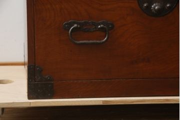 和製アンティーク　前面欅(ケヤキ)材　漆塗り　上品で上質な丸金具の庄内箪笥ローボード(ローチェスト、テレビ台、テレビボード、引き出し、時代箪笥、収納タンス)(R-077903)