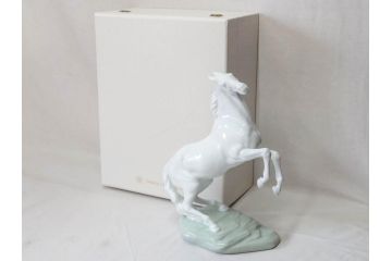 大倉陶園(OKURA、OAC)　跳ね馬　跳躍感のあるフィギュリン(オブジェ、白馬、置物、磁器人形、共箱付き)(R-077913)